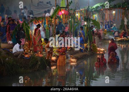 Indien, 31/10/2022, Chhath puja ist dem sonnengott Surya gewidmet. Das Festival heißt 'Chhath', weil es die Zahl 6 in Hindi oder Nepali bedeutet. Das Fest wird am 6.. Tag des Monats des Hindu-Monats Karthika gefeiert. Chhath Puja ist eines der größten Festivals Indiens. Dieses Fest wird in den meisten Teilen von Bihar, Uttar Pradesh und auch in einigen Teilen von Bengalen gefeiert. Das Festival beginnt im Monat Kartika an seinem sechsten Tag. Das Festival dauert vier Tage und ist der Anbetung von Lord Sun gewidmet, weil sie seinen Segen gesucht und dafür gebetet hat, dass die Familie gesund und wohlhabend bleibt Stockfoto