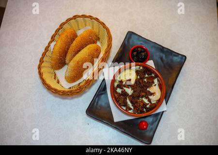 Traditionelles marokkanisches Frühstück in einer Cafeteria Stockfoto