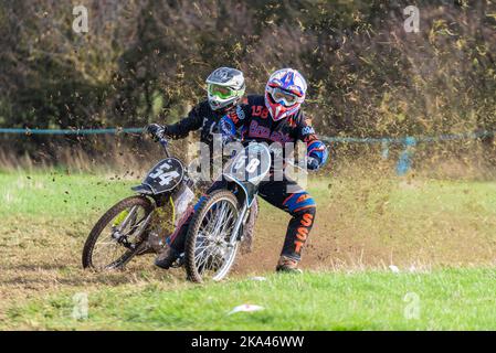 Wayne Broadhurst Rennen in grasstrack Motorrad-Rennen. Donut Meeting Veranstaltung organisiert vom Southend & District Motorcycle Club, Essex, Großbritannien. Klasse GT140 Stockfoto