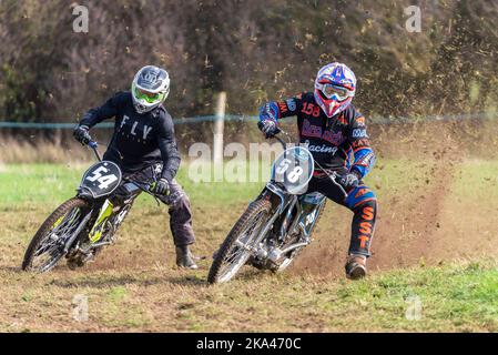 Wayne Broadhurst Rennen in grasstrack Motorrad-Rennen. Donut Meeting Veranstaltung organisiert vom Southend & District Motorcycle Club, Essex, Großbritannien. Klasse GT140 Stockfoto