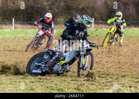 Ian Clark beim grasstrack-Motorradrennen. Donut Meeting Veranstaltung organisiert vom Southend & District Motorcycle Club, Essex, Großbritannien. Klasse GT140 Stockfoto