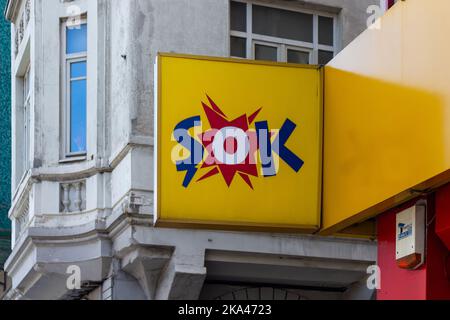 Nahaufnahme eines Schilder eines türkischen Discounter, das für sein begrenztes Angebot an Grundnahrungsgütern und Konsumgütern bei CO bekannt ist Stockfoto