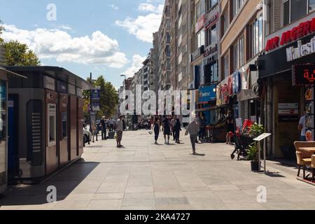 Blick auf Menschen, die auf dem Bürgersteig durch eine der Hauptstraßen namens Halaskargazi im Stadtteil Sisli in Istanbul gehen. Es ist ein sonniger Sommertag. Stockfoto