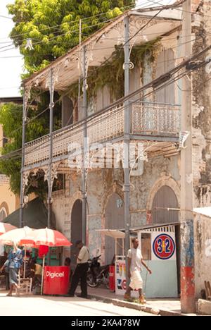 Gebäude Im Kolonialstil, Jacmel, Haiti. Jacmel ist ein wichtiger Hafen für ganz Haiti und war während der Kolonialzeit eine sehr reiche Stadt. Schlecht des Stockfoto