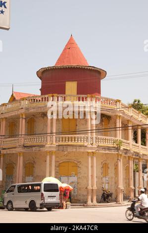 Gebäude im Kolonialstil (Ikone von Jacmel) und Straßenszene, Jacmel, Haiti. Jacmel ist ein wichtiger Hafen für ganz Haiti und war eine sehr reiche Stadt Stockfoto