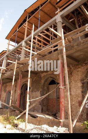 Erdbeben-beschädigtes Haus im Kolonialstil, Jacmel, Haiti. Jacmel ist ein wichtiger Hafen für ganz Haiti und war während der Kolonialzeit eine sehr reiche Stadt Stockfoto