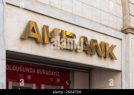 Nahaufnahme der Beschilderung der Zweigstelle der türkischen Bank auf der Istiklal Avenue in Istanbul. Stockfoto