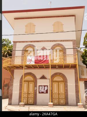 Haus im Kolonialstil (Alliance Francaise), Jacmel, Haiti. Jacmel ist ein wichtiger Hafen für ganz Haiti und war während der Kolonialzeit eine sehr reiche Stadt Stockfoto