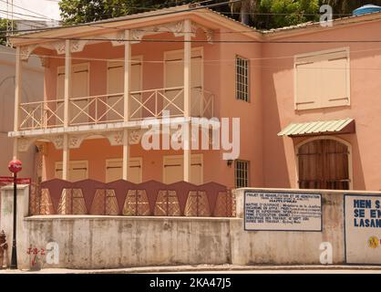 Gebäude Im Kolonialstil, Jacmel, Haiti. Jacmel ist ein wichtiger Hafen für ganz Haiti und war während der Kolonialzeit eine sehr reiche Stadt. Schlecht des Stockfoto