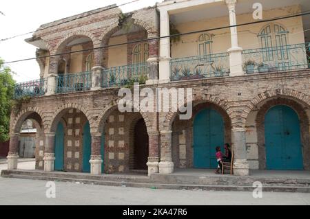 Gebäude Im Kolonialstil, Jacmel, Haiti. Jacmel ist ein wichtiger Hafen für ganz Haiti und war während der Kolonialzeit eine sehr reiche Stadt. Schlecht des Stockfoto