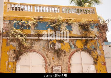 Verlassene Haus, Jacmel, Haitii. Jacmel ist ein wichtiger Hafen für ganz Haiti und war während der Kolonialzeit eine sehr reiche Stadt. Beschädigtes Gebäude Stockfoto