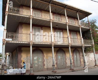 Stark beschädigtes Gebäude im Kolonialstil, Jacmel, Haiti. Jacmel ist ein wichtiger Hafen für ganz Haiti und war während der Kolonialzeit eine sehr reiche Stadt Stockfoto