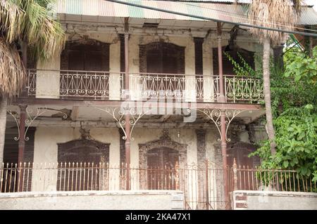 Stark beschädigtes Gebäude im Kolonialstil, Jacmel, Haiti. Jacmel ist ein wichtiger Hafen für ganz Haiti und war während der Kolonialzeit eine sehr reiche Stadt Stockfoto