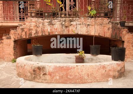 Brunnen und Eingang, Haus im alten Kolonialstil, Jacmel, Haiti Stockfoto