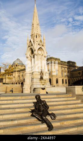 Bronzestatue des Ökonomen, Bankiers und Abgeordneten Sir Thomas Attwood, die auf einer Treppe am Chamberlain Square, Birmingham, Warwickshire, Wes, sitzt Stockfoto