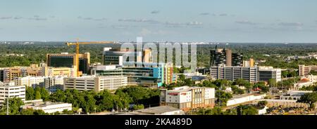 Krankenhausgebäude südlich der Innenstadt von Orlando, Florida. Panorama, Mai 11,2022 Stockfoto