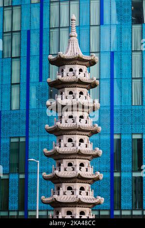 Chinesische Pagode vor dem blauen Glas, Radisson Blu Hotel, Holloway Circus, Queensway, Birmingham, Warwickshire, West Midlands, England. Stockfoto