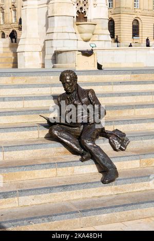 Bronzestatue des Ökonomen, Bankiers und Abgeordneten Sir Thomas Attwood, die auf einer Treppe am Chamberlain Square, Birmingham, Warwickshire, Wes, sitzt Stockfoto