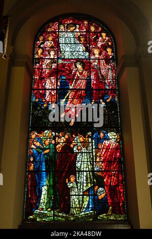 Glasfenster, das letzte Gericht, von Sir Edward Burne-Jones, St Philips Cathedral, Birmingham, Warwickshire, West Midlands, England. Stockfoto