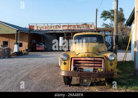 Ein gelber GMC-Oldtimer-LKW, der vor einem Geschäft auf der Route 66, Shamrock, Texas, USA, geparkt wurde. Stockfoto