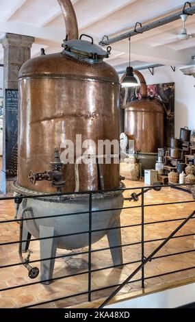 Grasse, Frankreich - 6. August 2022: Vintage Interieurs des historischen Musee Fragonard Parfüm-Herstellungsmuseums in der Rue Ossola in der Altstadt Stockfoto