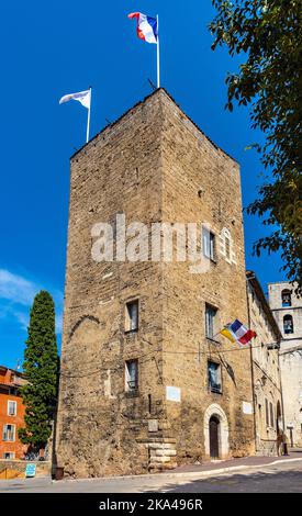 Grasse, Frankreich - 6. August 2022: Historisches Rathaus mit Steinturm am Place du Petit Puy in der Altstadt der Parfümeriestadt Grasse Stockfoto