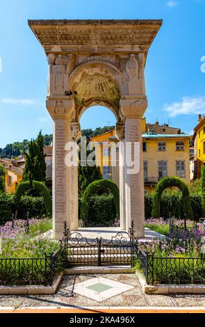 Grasse, Frankreich - 6. August 2022: Denkmal für Helden der Kriegsstadt am Place du Petit Puy und in der Rue Gazan in der Altstadt Stockfoto