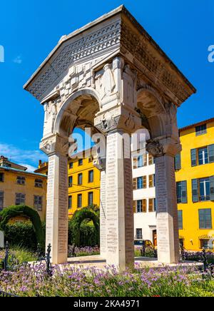 Grasse, Frankreich - 6. August 2022: Denkmal für Helden der Kriegsstadt am Place du Petit Puy und in der Rue Gazan in der Altstadt Stockfoto