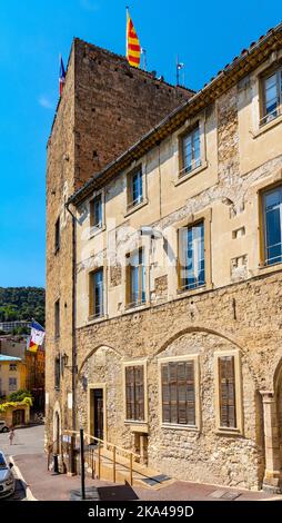 Grasse, Frankreich - 6. August 2022: Historisches Rathaus mit Steinturm am Place du Petit Puy in der Altstadt der Parfümeriestadt Grasse Stockfoto