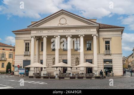 Mantua, Italien - 02-27-2022: Die schöne Fassade des Gesellschaftstheaters von Mantua Stockfoto