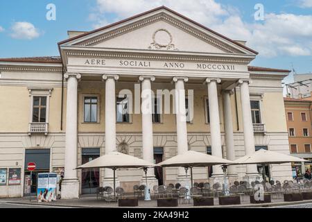 Mantua, Italien - 02-27-2022: Die schöne Fassade des Gesellschaftstheaters von Mantua Stockfoto