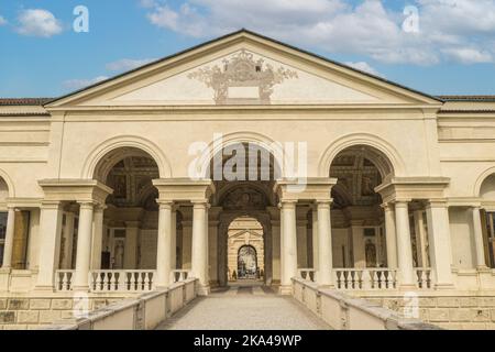 Mantua, Italien - 02-27-2022: Die schöne Fassade des berühmten Palazzo Te in Mantua Stockfoto