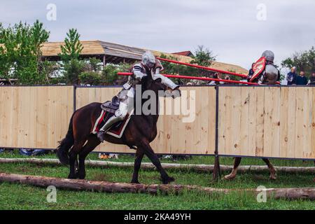 Ritter auf Pferden in einem Springturnier Stockfoto