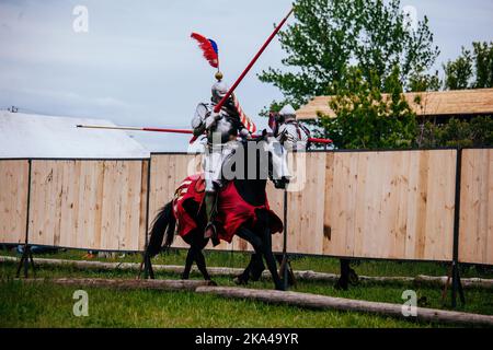 Ritter auf Pferden in einem Springturnier Stockfoto