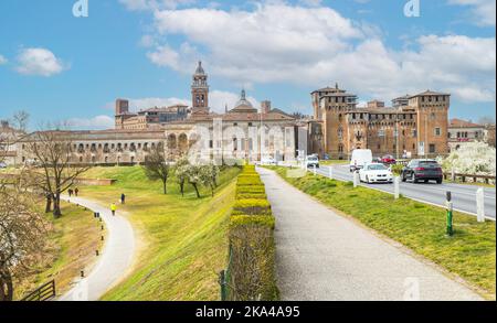 Mantua, Italien - 02-27-2022: Das berühmte Stadtbild von Mantua von der Brücke über den Mincio Stockfoto