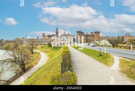 Mantua, Italien - 02-27-2022: Das berühmte Stadtbild von Mantua von der Brücke über den Mincio Stockfoto