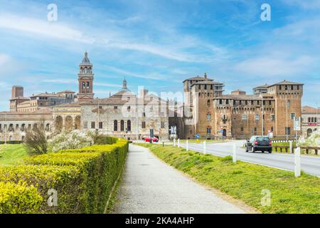 Mantua, Italien - 02-27-2022: Das berühmte Stadtbild von Mantua von der Brücke über den Mincio Stockfoto