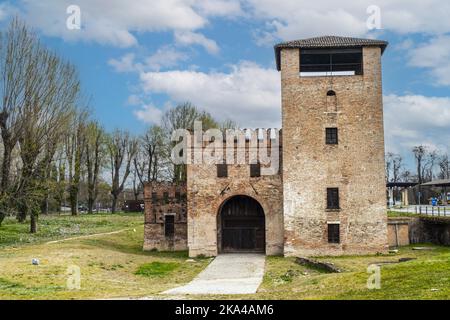 Mantua, Italien - 02-27-2022: Die schöne Rocca di Sparafucile in Mantua Stockfoto