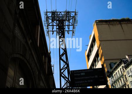 New York, NY, USA - 31. Oktober 2022: Stahlträger, die die Kabel stützen, die die Roosevelt Island Tram halten, wie vom Boden aus auf der E 60. St in Manh gesehen Stockfoto