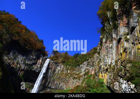 Wunderschöne Landschaft von Japan Nikko Kegon Falls in der Herbstsaison Stockfoto