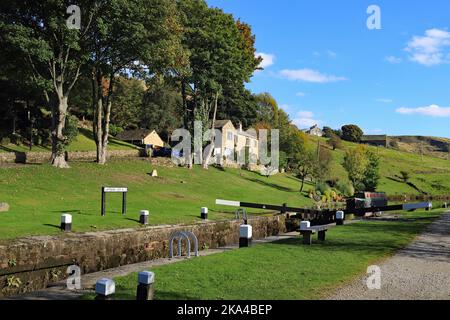 An einem hellen frühen Herbsttag in den Pennine Hills erleben Sie eine ruhige Zeit unter blauem Himmel an der Light Bank Lock in der Nähe der Gipfelhöhe des Rochdale Kanals. Stockfoto