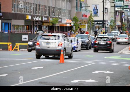 Autofahrer fahren illegal in das kurzlebige Transit-Einkaufszentrum Spring Garden Road in Halifax, Nova Scotia, Kanada (Juli 2022) Stockfoto