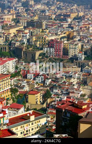 Dichtes städtisches Gehäuse Neapel Italien Stockfoto