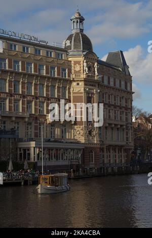 Eine vertikale Aufnahme des NH Doelen Hotel am Kanal in Amsterdam Stockfoto