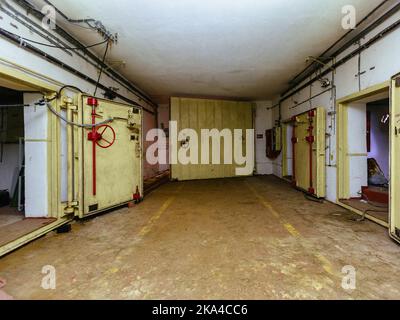 Bunker mit Nuklearwaffen und großer, schlagfester gepanzerter Tür Stockfoto