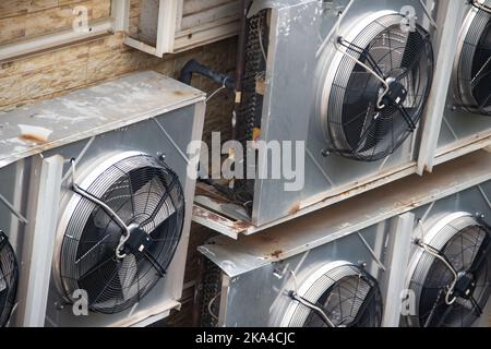 An der Außenwand befestigte industrielle Klimaanlagen Stockfoto