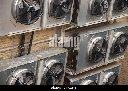 An der Außenwand befestigte industrielle Klimaanlagen Stockfoto