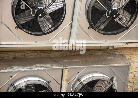 An der Außenwand befestigte industrielle Klimaanlagen Stockfoto