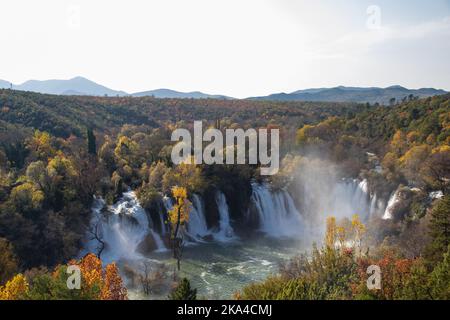 Wasserfall Kravice, im südlichen Teil von Bosnien und Herzegowina gelegen, ist der perfekte Picknick- und Wanderort für einen Urlaub Stockfoto