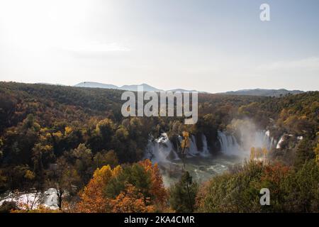 Wasserfall Kravice, im südlichen Teil von Bosnien und Herzegowina gelegen, ist der perfekte Picknick- und Wanderort für einen Urlaub Stockfoto